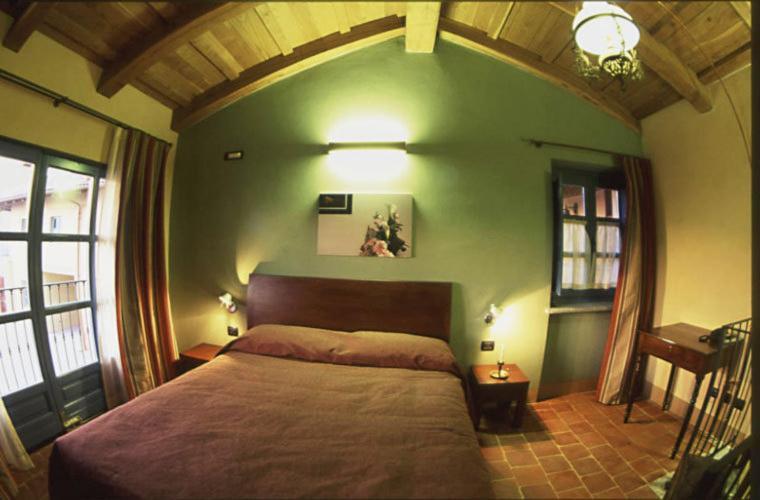 Albergo Ristorante Garibaldi Cisterna dʼAsti الغرفة الصورة