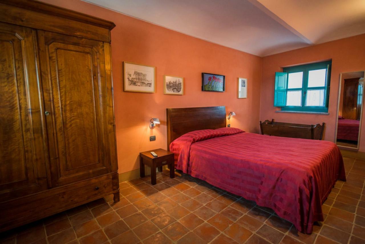 Albergo Ristorante Garibaldi Cisterna dʼAsti المظهر الخارجي الصورة